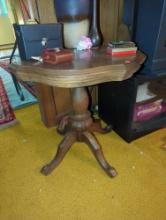 (LR) VINTAGE FLY SPECK OAK PIE CRUST SIDE TABLE, IN GOOD CONDITION WITH SOME MINOR COSMETIC WEAR, 25