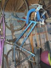 (GAR) VINTAGE ROSS BIKE, IN GOOD CONDITION FOR THE ITEMS AGE.