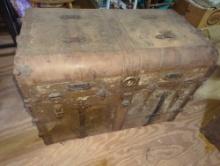 (GAR) ANTIQUE H. W. ROUNDTREE BRO TRUNK, APPEARS TO HAVE ORIGINAL FABRIC IN THE INSIDE DOES NEED