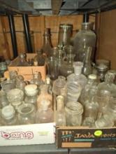 (GAR) SHELF LOT OF ASSORTED GLASS ITEMS TO INCLUDE, WAGNER CLEAR GLASS BOTTLE SPICE JAR, MINIATURE