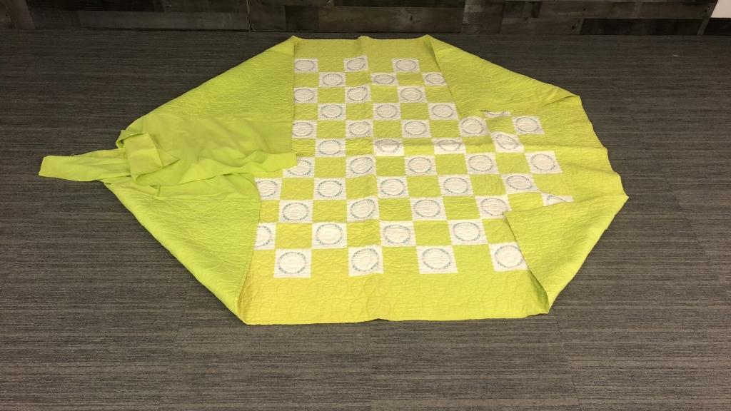 GREEN DAISY AND FLORAL CIRCLE PATCHWORK QUILT