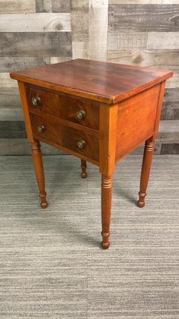 1900s WOOD TRADITIONAL END TABLE