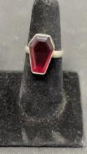 STERLING SILVER & RED STONE RING. 4G