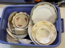 BOX OF MISCELLANEOUS: PORCELAIN CHINA DINNERWARE