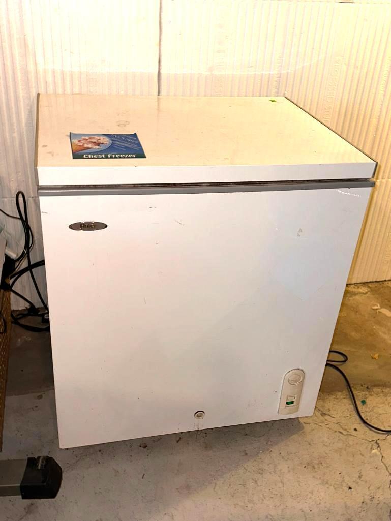 HAIER Model HCM050WA - 5.0 Cubic Feet Chest Freezer, 29-3/8in x 23-5/8in x 31-11/16 - Works Perfect,