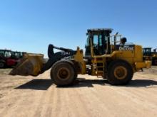 John Deere 724J W/ Bucket