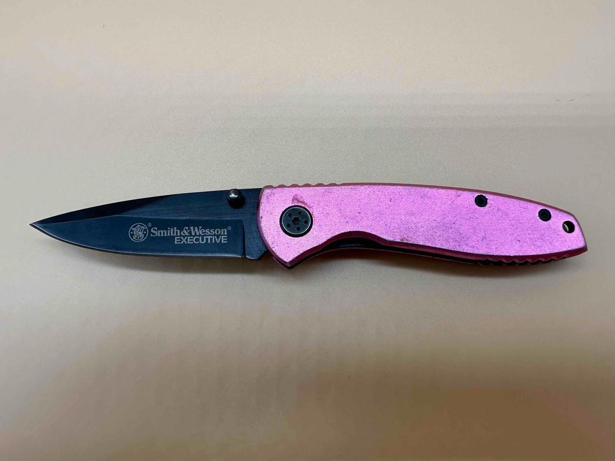 PINK HANDLE SMITH AND WESSON POCKET KNIFE