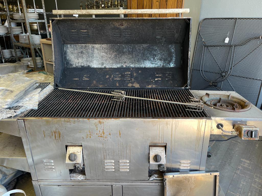 RotiChef Propane Grill Incl Rotisserie, Grates, Four Propane Tanks and Cover