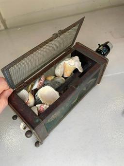 Lamp with seashells