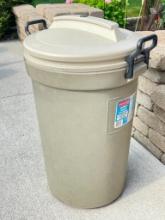 Rubbermaid Lidded 32 Gallon Trashcan