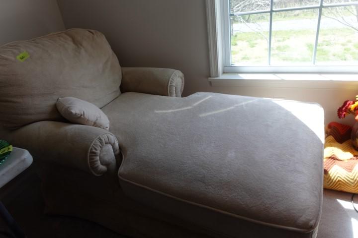 ROLLED ARM CHAISE LOUNGE IN GOOD CONDITION