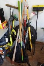 LARGE LOT OF GARDEN TOOLS INCLUDING RAKES PICKS BATTERY OPERATED STRING TRI
