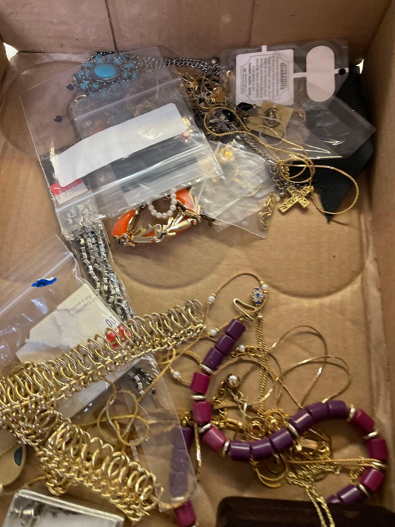 Walnut box in the jewelry box watches jewelry necklaces