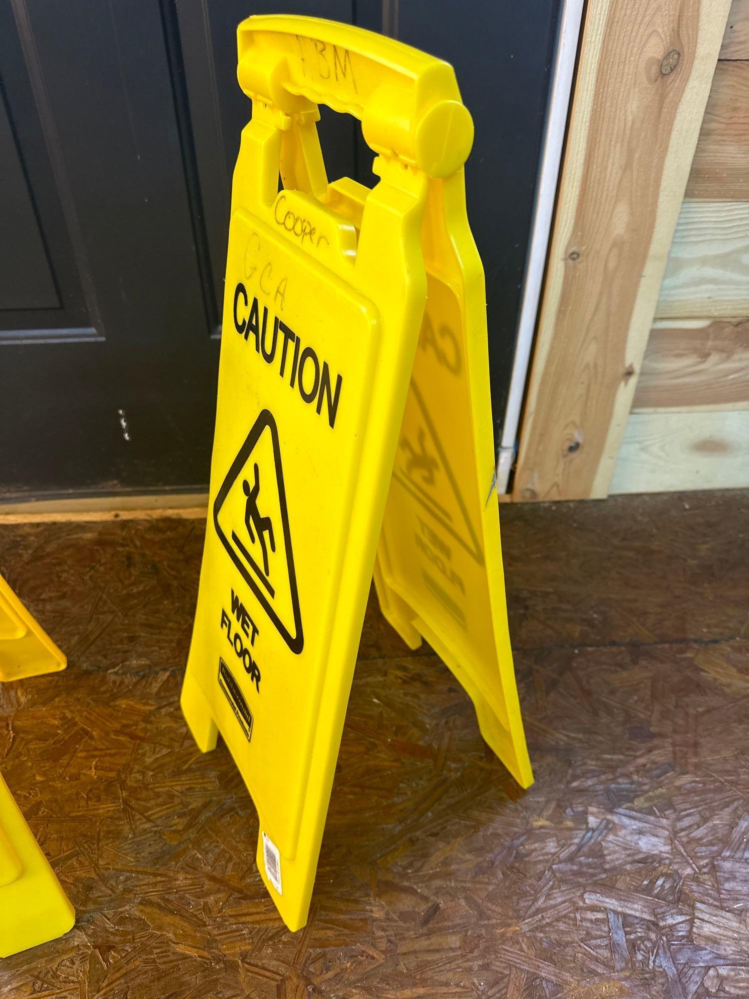Rubbermaid Wet Floor Caution Floor Stand/ Rubbermaid Caution Attention Floor Stand