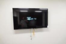 SAMSUNG FLAT SCREEN TV W/REMOTE