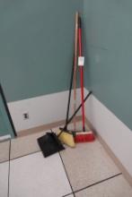 BROOMS & DUSTPAN X1