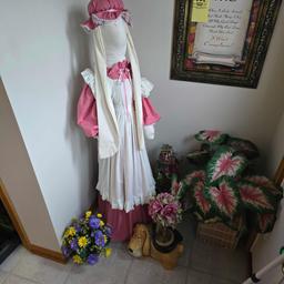Amish Doll, Artificial Plants & Decor