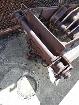 Hydraulic 10ft dump bed hoist assembly, Nice large cylinder, frame work needs welding repair.