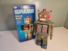 Metal King Battery Operated Collectable Space Walk Man Robot