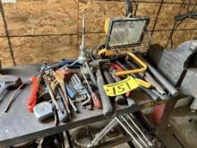 MISCELLANEOUS TOOL LOT: HAND TOOLS, WORK LIGHTS