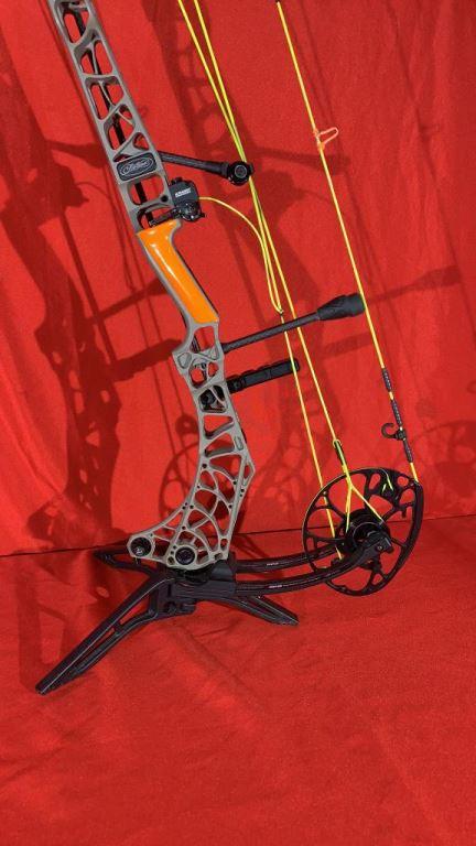 Mathews Phase 4 - 33" Compound Bow