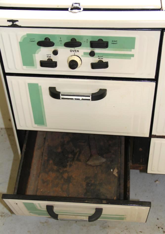 Excellent Antique Continental Stove in White and Green