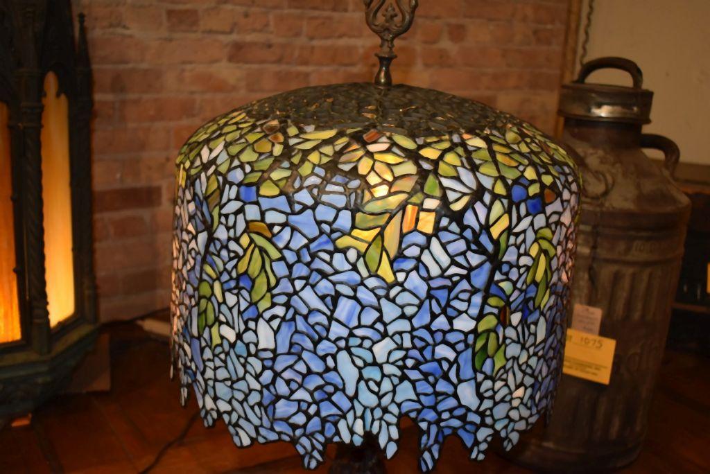 TIFFANY STYLE TABLE LAMP - LEADED GLASS