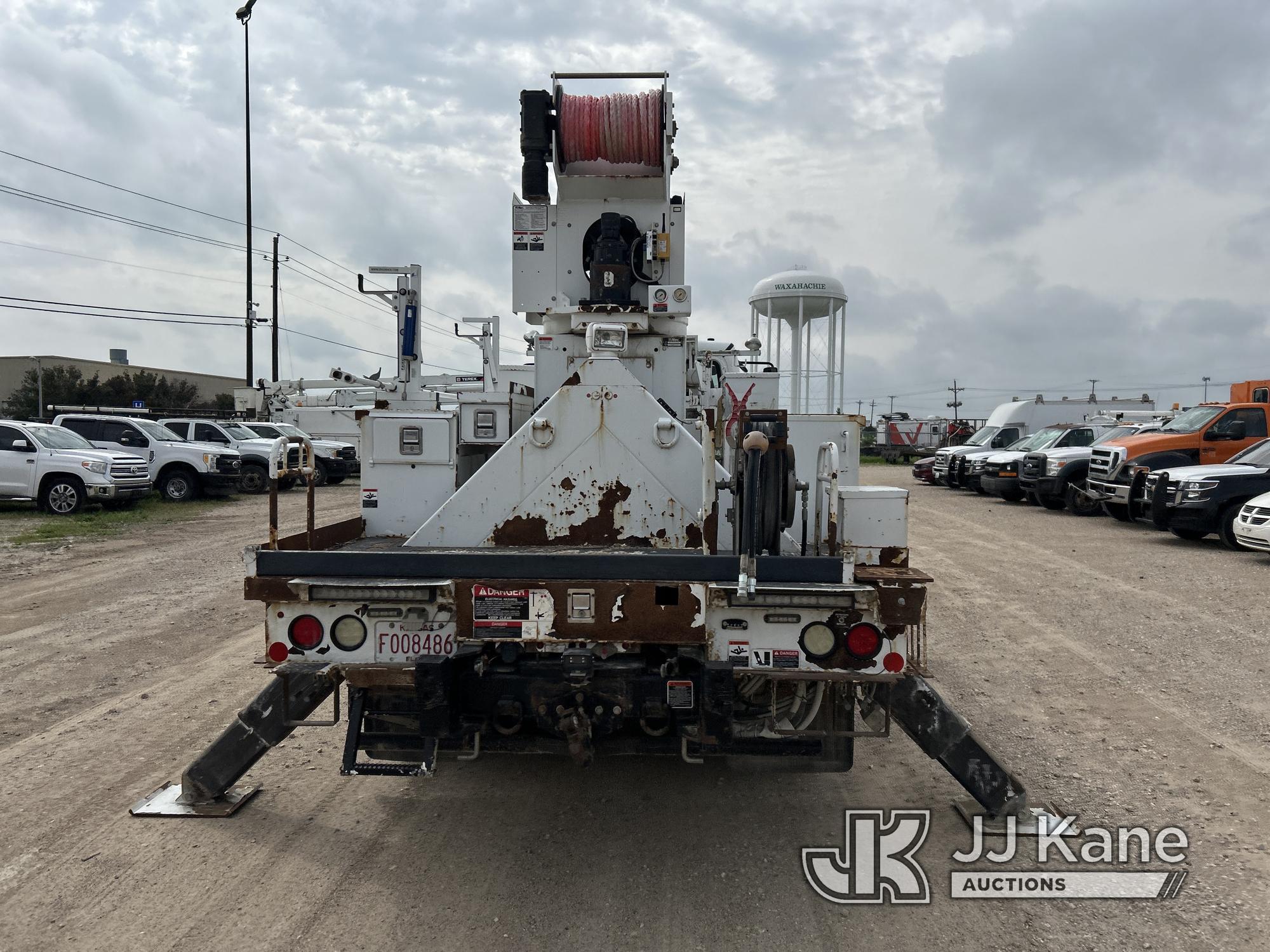 (Waxahachie, TX) Altec D3055B-TR, Hydraulic Truck Crane rear mounted on 2015 FREIGHTLINER M2-106 T/A