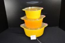 Pyrex Daisy Casserole Set including Nos. 473, 474, and 475 w/Lids; Mfg. 1968-1973; Chip on 474 lid.