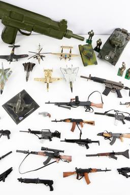 LARGE GROUP OF TOY GUNS & MILITARY FIGURES