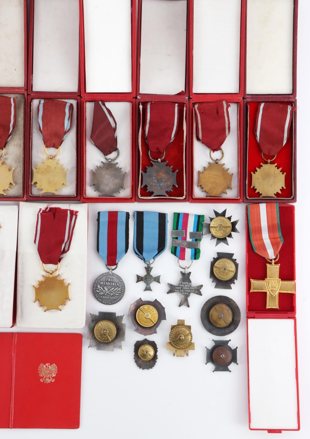 32 WWI TO POST WAR POLISH MILITARY REGIMENT MEDALS