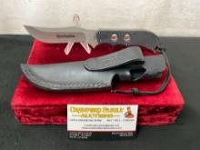 Remington D Series Skinner Clip Point Blade w/ Black Handle and Leather Case, 4.25 inch blade