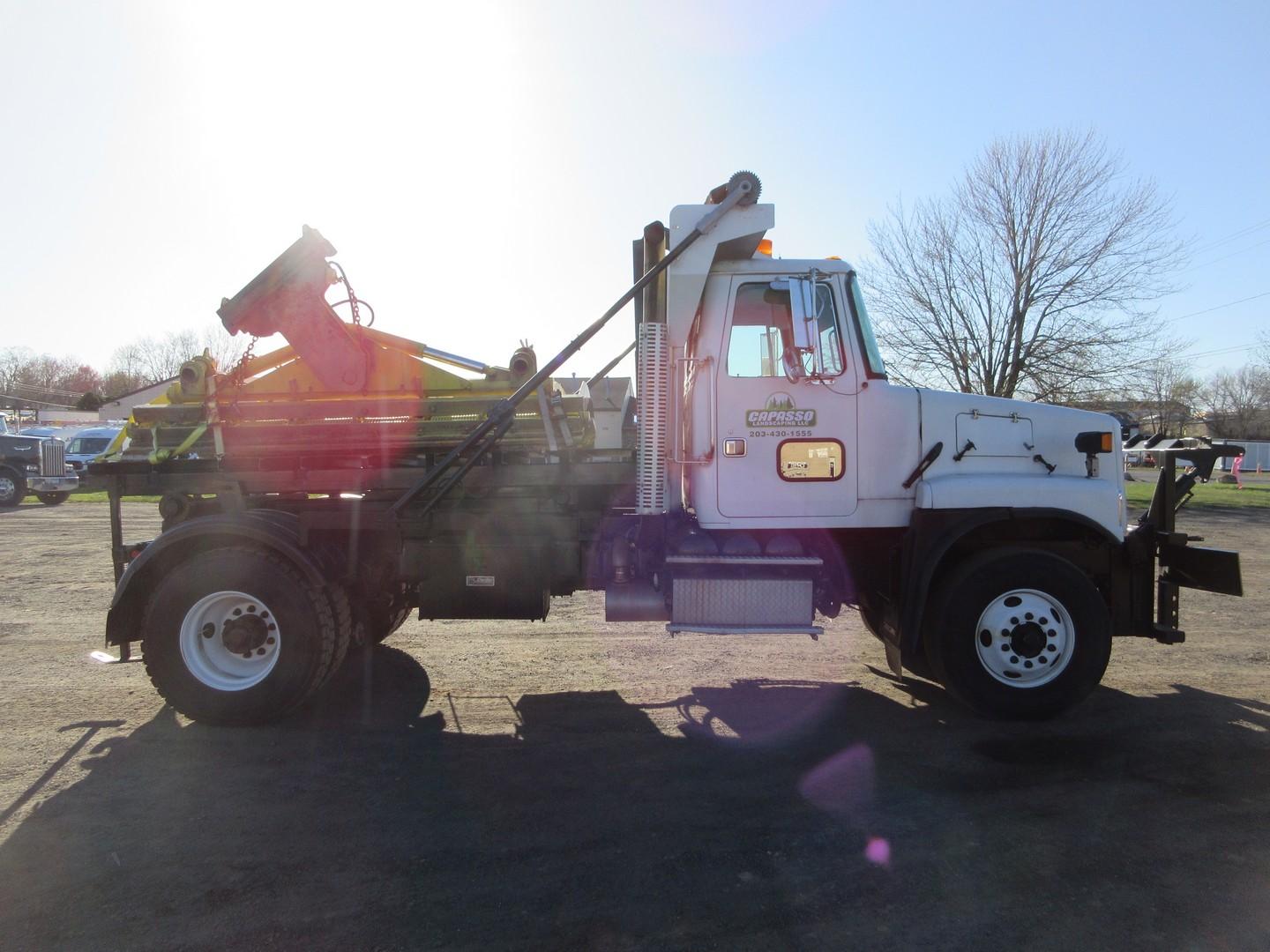 1999 Volvo S/A Hooklift Truck