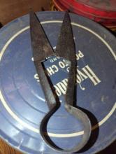 (DR) LOT OF ASSORTED ITEMS INCLUDING 3 DECORATIVE TINS AND OLD STYLE SHEEP SHEARS, WHAT YOU SEE IN
