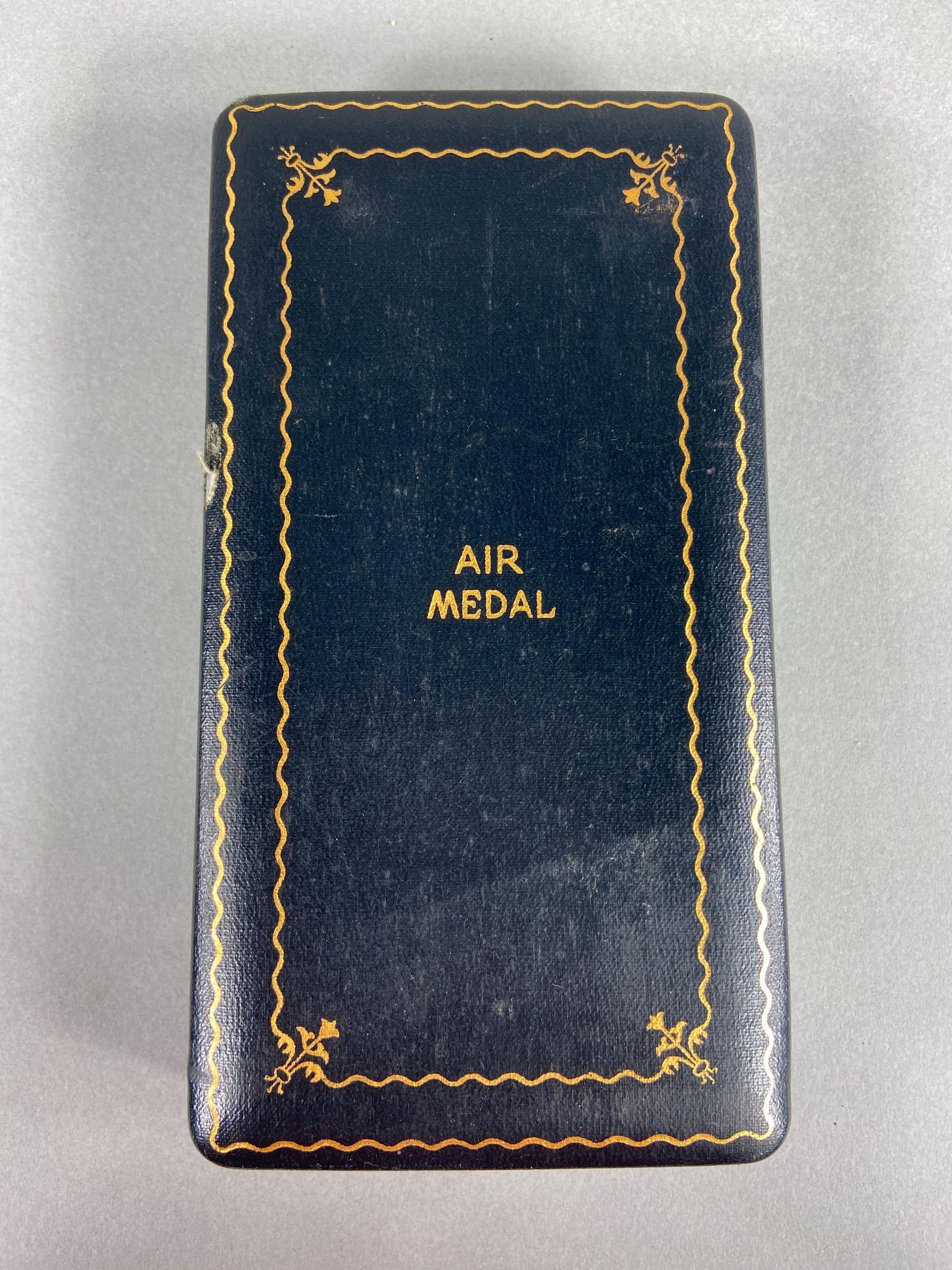 WWII U.S. AAF CASED AIR MEDAL - SLOT BROOCH